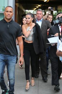 Selena Gomez feet photo thumbnail