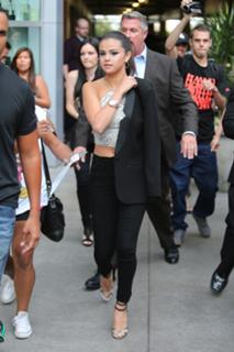 Selena Gomez feet photo thumbnail