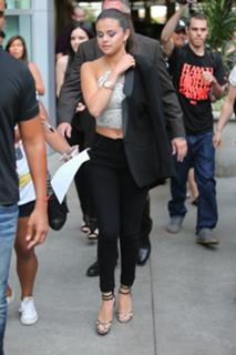 Selena Gomez feet photo thumbnail