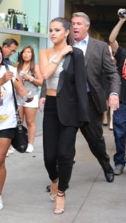 Selena Gomez feet photo thumbnail