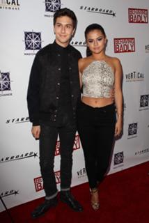 Selena Gomez feet photo thumbnail