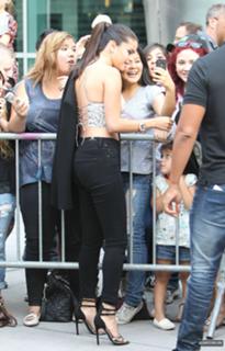 Selena Gomez feet photo thumbnail