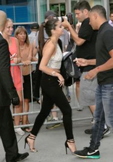 Selena Gomez feet photo thumbnail