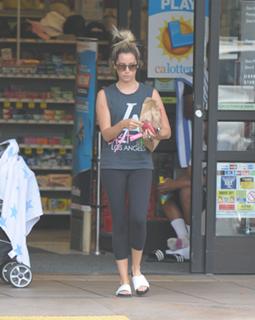 Ashley Tisdale feet photo thumbnail