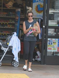 Ashley Tisdale feet photo thumbnail