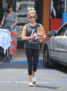 Ashley Tisdale feet photo thumbnail