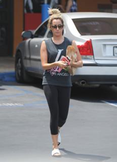 Ashley Tisdale feet photo thumbnail