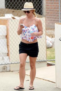 Britney Spears feet photo thumbnail