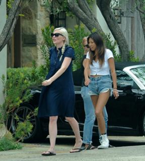 Kirsten Dunst feet photo thumbnail