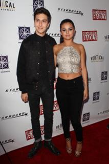 Selena Gomez feet photo thumbnail