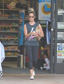 Ashley Tisdale feet photo thumbnail