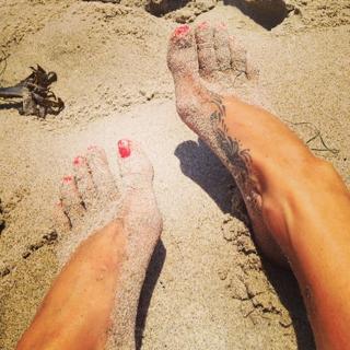 Brooke Burke feet photo thumbnail