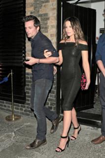Kate Beckinsale feet photo thumbnail