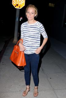 Elizabeth Banks feet photo thumbnail