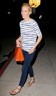 Elizabeth Banks feet photo thumbnail