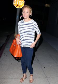 Elizabeth Banks feet photo thumbnail