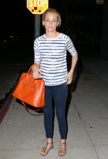 Elizabeth Banks feet photo thumbnail