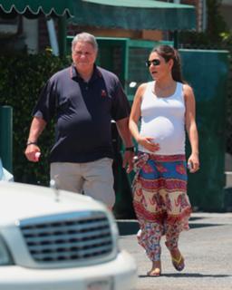 Mila Kunis feet photo thumbnail