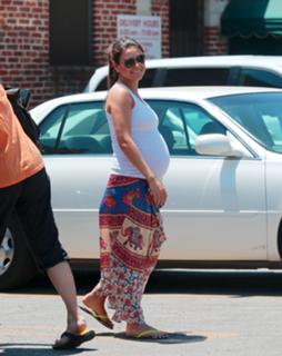 Mila Kunis feet photo thumbnail