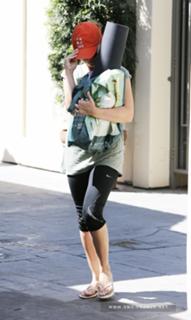 Sarah Michelle Gellar feet photo thumbnail