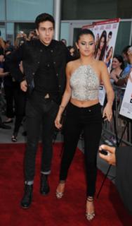 Selena Gomez feet photo thumbnail