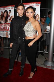 Selena Gomez feet photo thumbnail