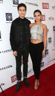 Selena Gomez feet photo thumbnail