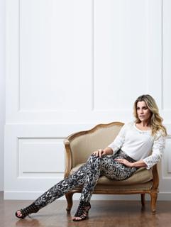 Flávia Alessandra feet photo thumbnail