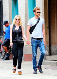 Dakota Fanning feet photo thumbnail