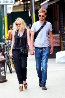 Dakota Fanning feet photo thumbnail