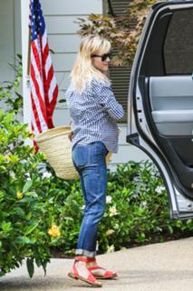 Reese Witherspoon feet photo thumbnail