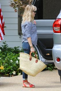 Reese Witherspoon feet photo thumbnail