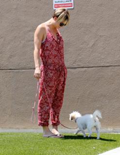 Kaley Cuoco feet photo thumbnail