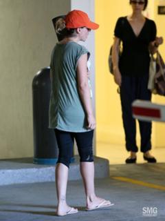 Sarah Michelle Gellar feet photo thumbnail