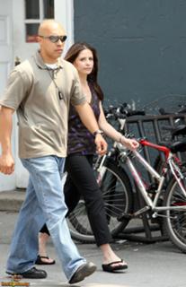 Sarah Michelle Gellar feet photo thumbnail