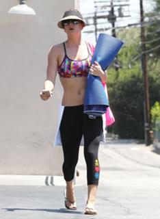 Kaley Cuoco feet photo thumbnail
