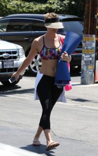 Kaley Cuoco feet photo thumbnail