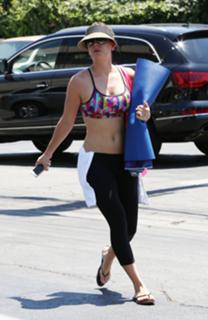 Kaley Cuoco feet photo thumbnail