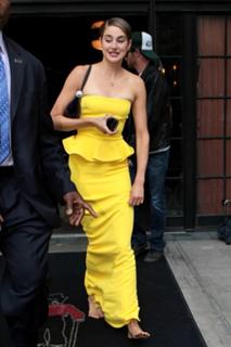 Shailene Woodley feet photo thumbnail