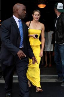 Shailene Woodley feet photo thumbnail