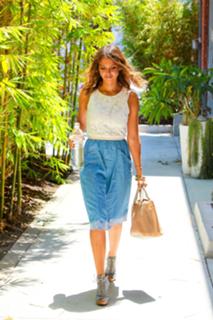 Jessica Alba feet photo thumbnail
