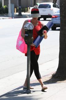 Kaley Cuoco feet photo thumbnail