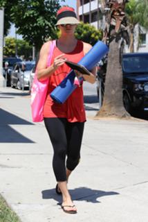 Kaley Cuoco feet photo thumbnail