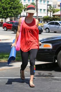 Kaley Cuoco feet photo thumbnail