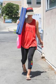 Kaley Cuoco feet photo thumbnail