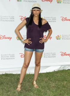 Tia Mowry feet photo thumbnail