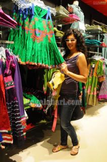 Taapsee Pannu feet photo thumbnail