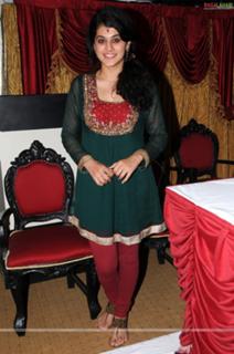 Taapsee Pannu feet photo thumbnail