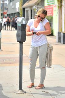 Hilary Duff feet photo thumbnail