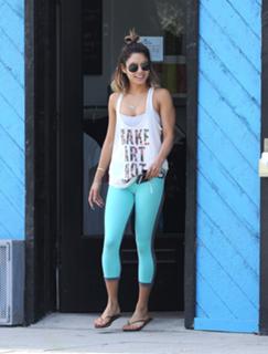 Vanessa Hudgens feet photo thumbnail